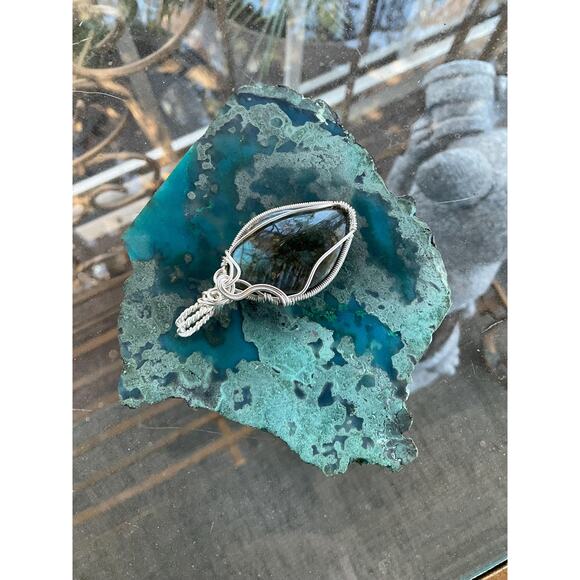 Handcrafted Labradorite Pendant - Picture 9 of 10